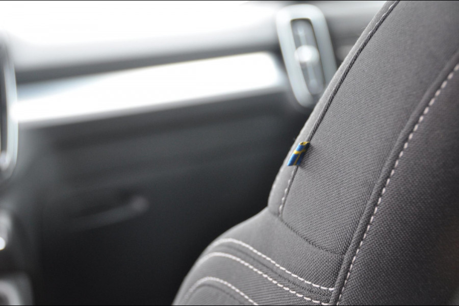 Volvo XC40 B4 211PK Automaat Plus Dark Pilot assist / Adaptive cruise control / Harman Kardon audio / BLIS / Elektrisch bedienbare voorstoelen / Stoelverwarming voor / Stuurverwarming /
