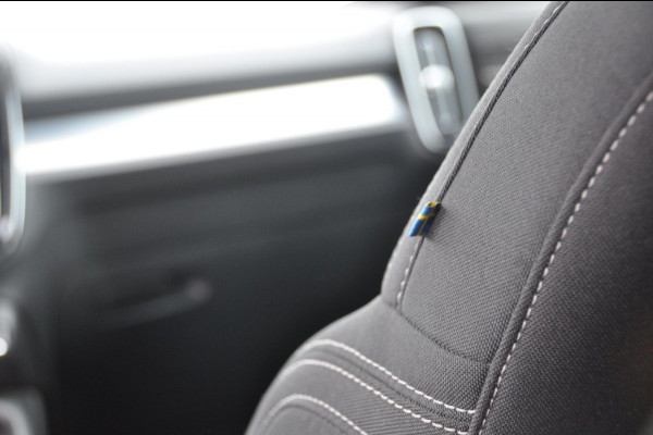 Volvo XC40 B4 211PK Automaat Plus Dark Pilot assist / Adaptive cruise control / Harman Kardon audio / BLIS / Elektrisch bedienbare voorstoelen / Stoelverwarming voor / Stuurverwarming /