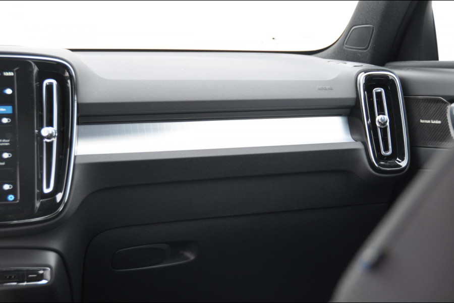 Volvo XC40 B4 211PK Automaat Plus Dark Pilot assist / Adaptive cruise control / Harman Kardon audio / BLIS / Elektrisch bedienbare voorstoelen / Stoelverwarming voor / Stuurverwarming /
