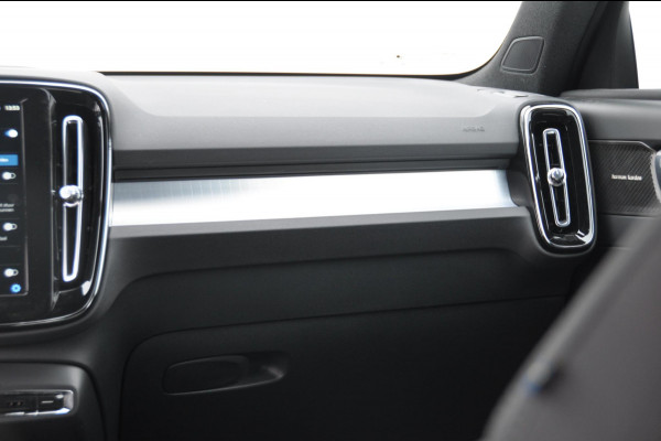 Volvo XC40 B4 211PK Automaat Plus Dark Pilot assist / Adaptive cruise control / Harman Kardon audio / BLIS / Elektrisch bedienbare voorstoelen / Stoelverwarming voor / Stuurverwarming /