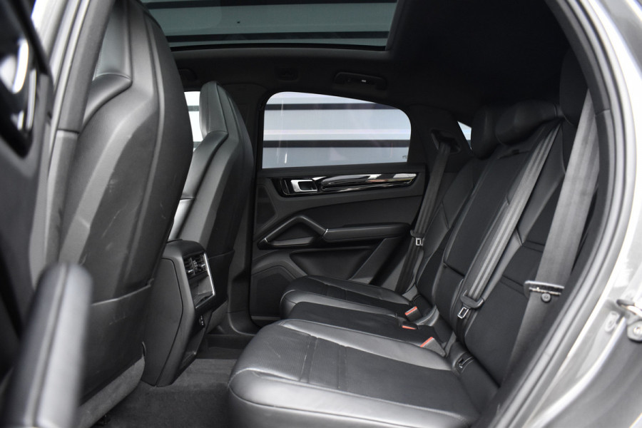 Porsche Cayenne Coupé 3.0 E-Hybrid 462pk | Panoramadak | Sport Chrono | Achterasbesturing | 21'' Velgen | Leder Dashbord | Orig. NL |