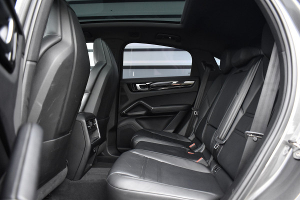 Porsche Cayenne Coupé 3.0 E-Hybrid 462pk | Panoramadak | Sport Chrono | Achterasbesturing | 21'' Velgen | Leder Dashbord | Orig. NL |