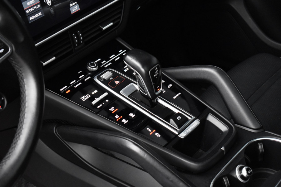 Porsche Cayenne Coupé 3.0 E-Hybrid 462pk | Panoramadak | Sport Chrono | Achterasbesturing | 21'' Velgen | Leder Dashbord | Orig. NL |