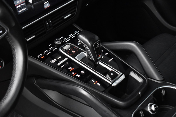 Porsche Cayenne Coupé 3.0 E-Hybrid 462pk | Panoramadak | Sport Chrono | Achterasbesturing | 21'' Velgen | Leder Dashbord | Orig. NL |