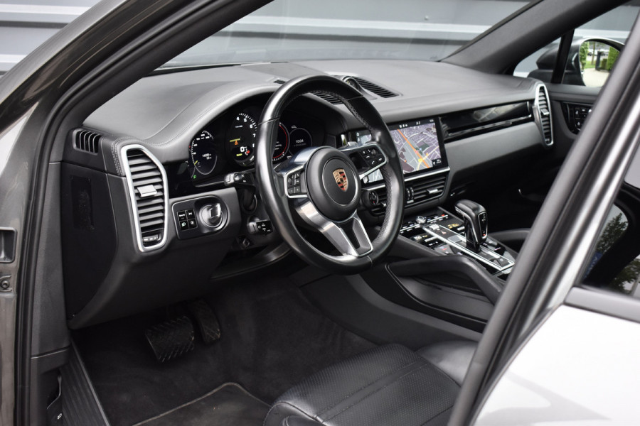 Porsche Cayenne Coupé 3.0 E-Hybrid 462pk | Panoramadak | Sport Chrono | Achterasbesturing | 21'' Velgen | Leder Dashbord | Orig. NL |