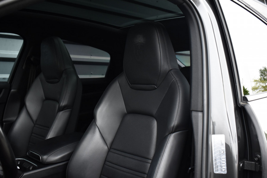 Porsche Cayenne Coupé 3.0 E-Hybrid 462pk | Panoramadak | Sport Chrono | Achterasbesturing | 21'' Velgen | Leder Dashbord | Orig. NL |