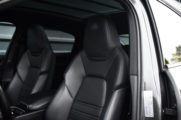 Porsche Cayenne Coupé 3.0 E-Hybrid 462pk | Panoramadak | Sport Chrono | Achterasbesturing | 21'' Velgen | Leder Dashbord | Orig. NL |