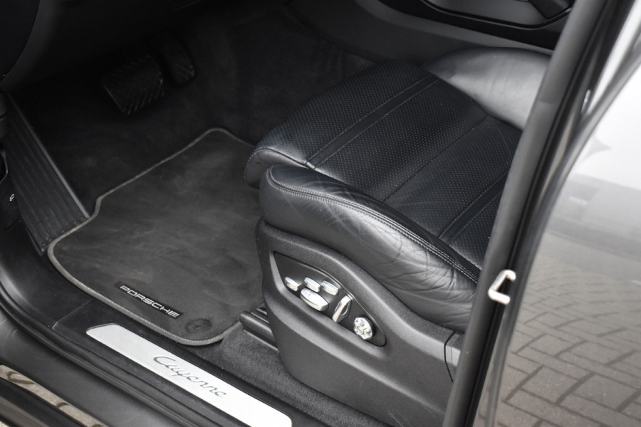 Porsche Cayenne Coupé 3.0 E-Hybrid 462pk | Panoramadak | Sport Chrono | Achterasbesturing | 21'' Velgen | Leder Dashbord | Orig. NL |