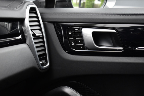 Porsche Cayenne Coupé 3.0 E-Hybrid 462pk | Panoramadak | Sport Chrono | Achterasbesturing | 21'' Velgen | Leder Dashbord | Orig. NL |