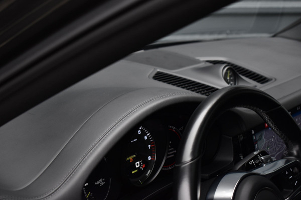 Porsche Cayenne Coupé 3.0 E-Hybrid 462pk | Panoramadak | Sport Chrono | Achterasbesturing | 21'' Velgen | Leder Dashbord | Orig. NL |