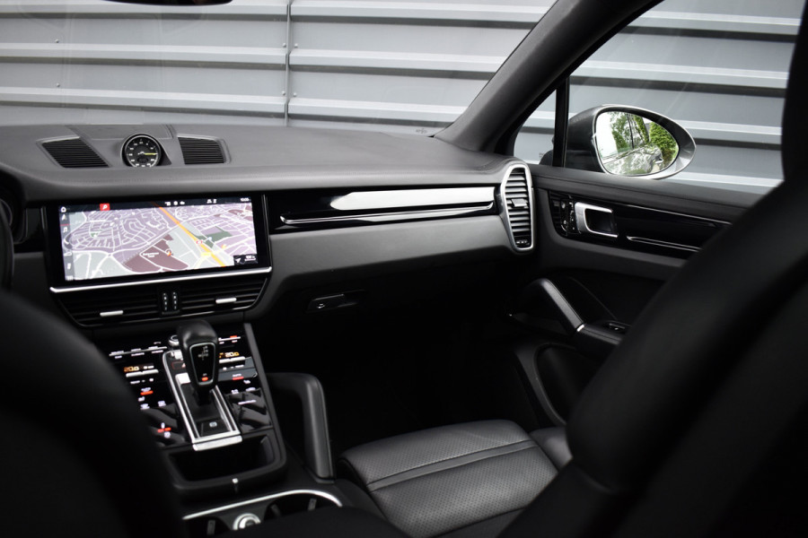 Porsche Cayenne Coupé 3.0 E-Hybrid 462pk | Panoramadak | Sport Chrono | Achterasbesturing | 21'' Velgen | Leder Dashbord | Orig. NL |