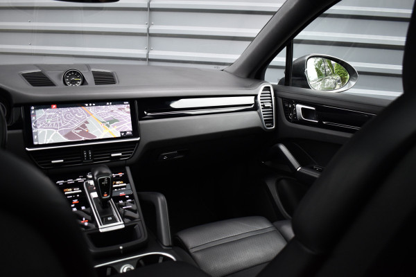 Porsche Cayenne Coupé 3.0 E-Hybrid 462pk | Panoramadak | Sport Chrono | Achterasbesturing | 21'' Velgen | Leder Dashbord | Orig. NL |