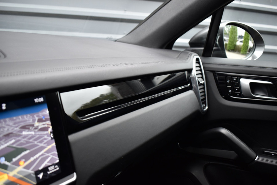 Porsche Cayenne Coupé 3.0 E-Hybrid 462pk | Panoramadak | Sport Chrono | Achterasbesturing | 21'' Velgen | Leder Dashbord | Orig. NL |