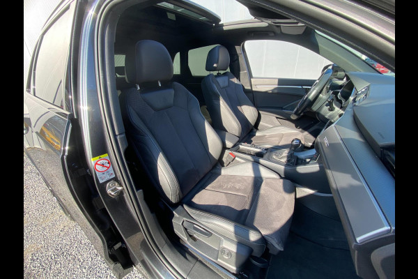 Audi Q3 40 TFSI quattro S Line edition S line Black optic Pano Electr-Trekhaak ACC Keyless go pakket Carplay Draadloos