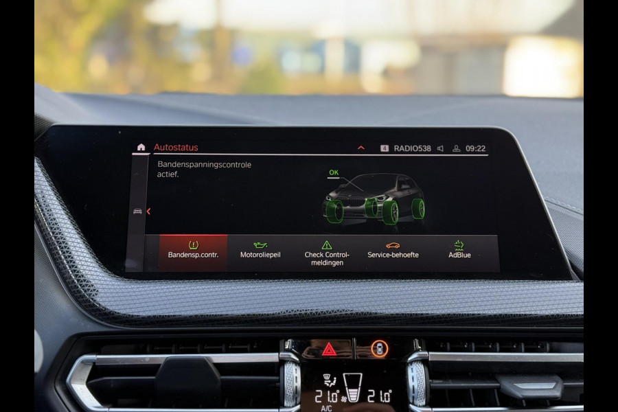 BMW 1-serie 116d Executive Edition | Live Cockpit | Sfeerverlichting | Apple Carplay |
