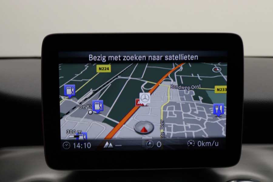 Mercedes-Benz GLA 180 Business Solution AMG Automaat, LED, Navigatie, Camera, Climate, Trekhaak, 19"