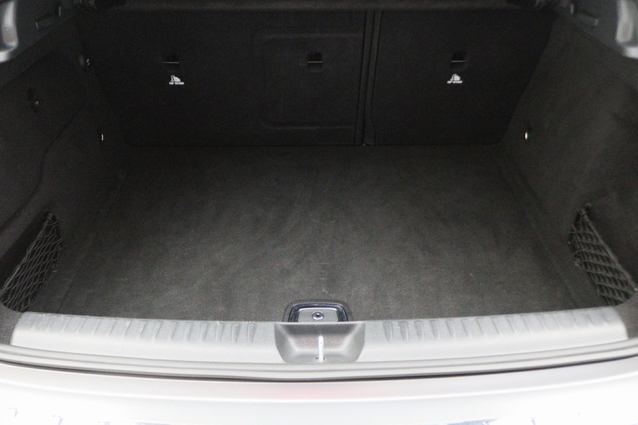 Mercedes-Benz GLA 180 Business Solution AMG Automaat, LED, Navigatie, Camera, Climate, Trekhaak, 19"