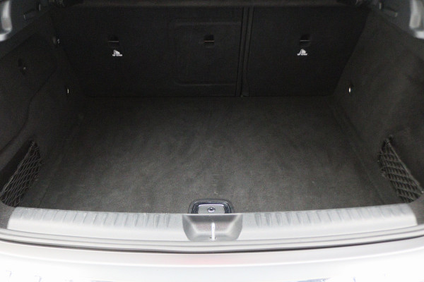 Mercedes-Benz GLA 180 Business Solution AMG Automaat, LED, Navigatie, Camera, Climate, Trekhaak, 19"