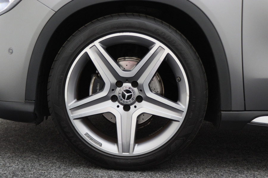 Mercedes-Benz GLA 180 Business Solution AMG Automaat, LED, Navigatie, Camera, Climate, Trekhaak, 19"