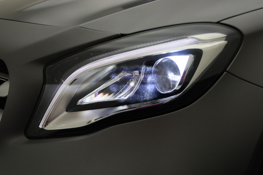 Mercedes-Benz GLA 180 Business Solution AMG Automaat, LED, Navigatie, Camera, Climate, Trekhaak, 19"