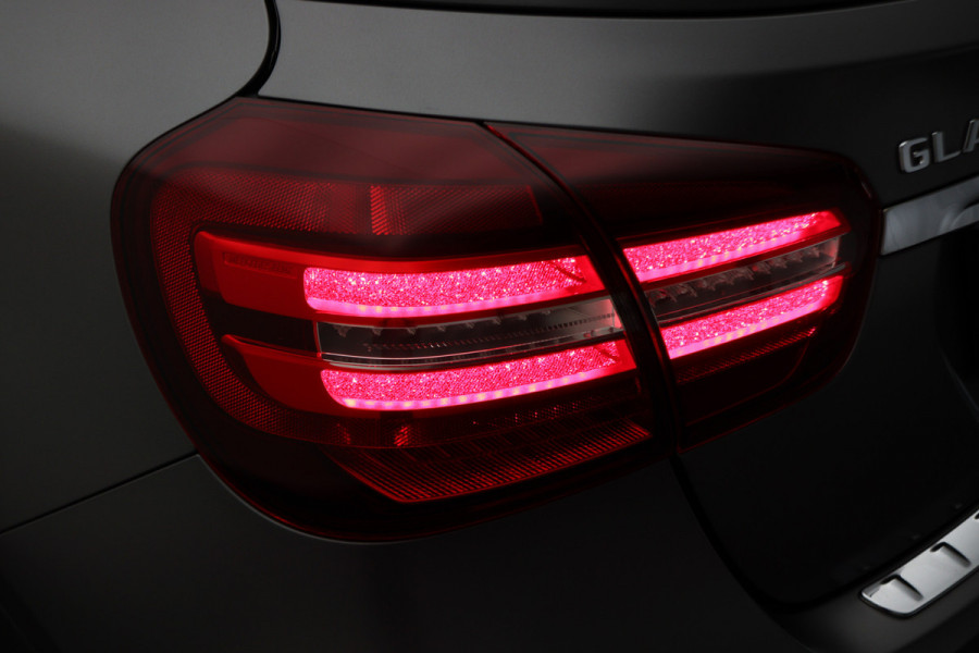 Mercedes-Benz GLA 180 Business Solution AMG Automaat, LED, Navigatie, Camera, Climate, Trekhaak, 19"