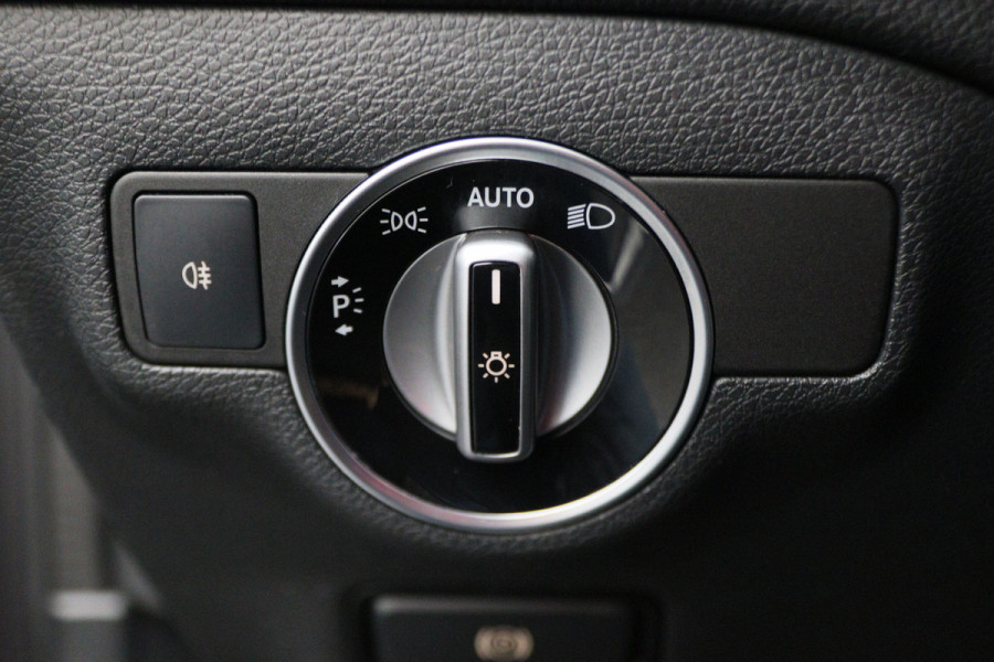 Mercedes-Benz GLA 180 Business Solution AMG Automaat, LED, Navigatie, Camera, Climate, Trekhaak, 19"