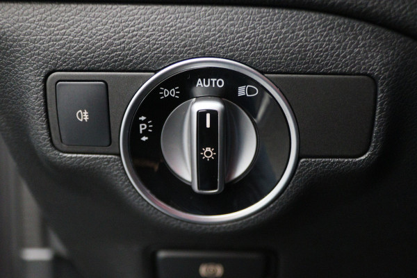 Mercedes-Benz GLA 180 Business Solution AMG Automaat, LED, Navigatie, Camera, Climate, Trekhaak, 19"