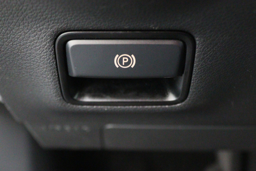 Mercedes-Benz GLA 180 Business Solution AMG Automaat, LED, Navigatie, Camera, Climate, Trekhaak, 19"