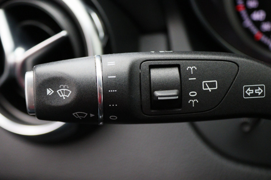 Mercedes-Benz GLA 180 Business Solution AMG Automaat, LED, Navigatie, Camera, Climate, Trekhaak, 19"