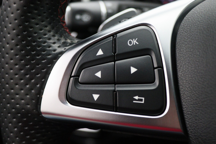 Mercedes-Benz GLA 180 Business Solution AMG Automaat, LED, Navigatie, Camera, Climate, Trekhaak, 19"