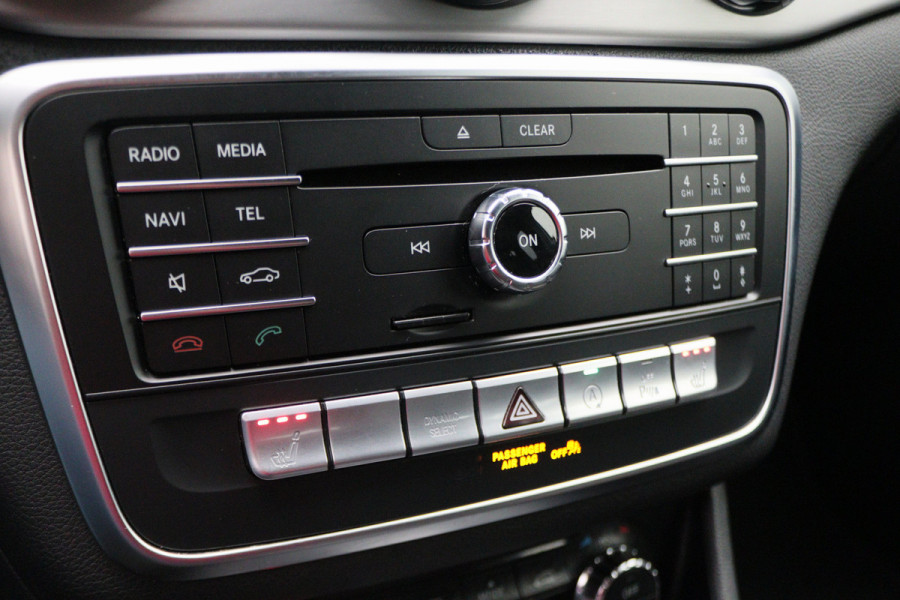 Mercedes-Benz GLA 180 Business Solution AMG Automaat, LED, Navigatie, Camera, Climate, Trekhaak, 19"