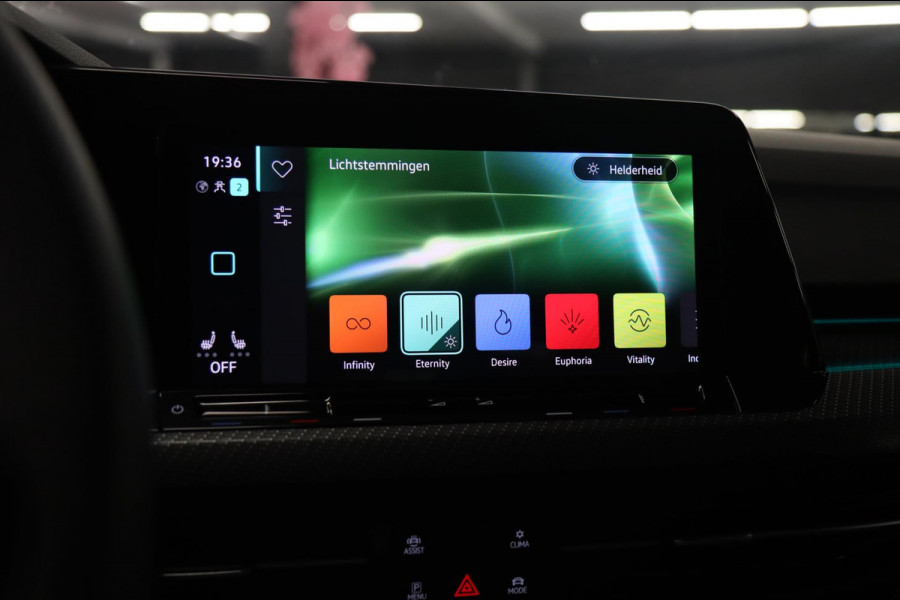 Volkswagen Golf 1.5 eTSI R-Line 150 PK Pano/Blackstyle/Cam/HUD/ACC/LANEASSIST/VOL