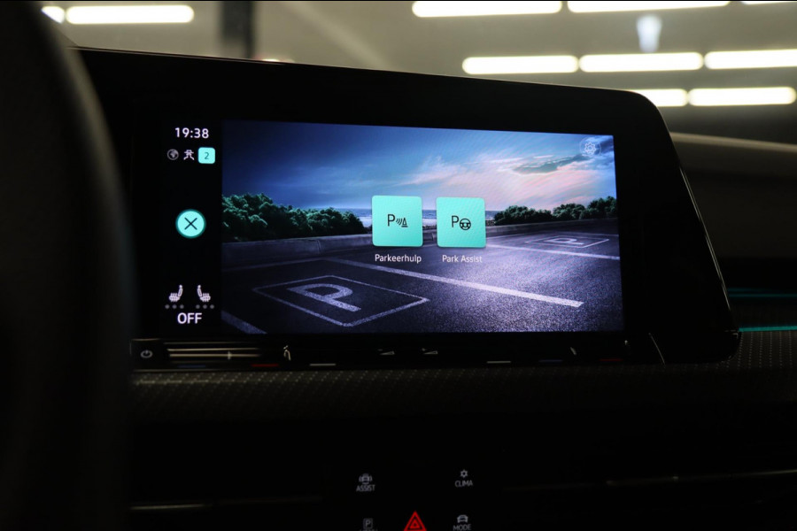 Volkswagen Golf 1.5 eTSI R-Line 150 PK Pano/Blackstyle/Cam/HUD/ACC/LANEASSIST/VOL