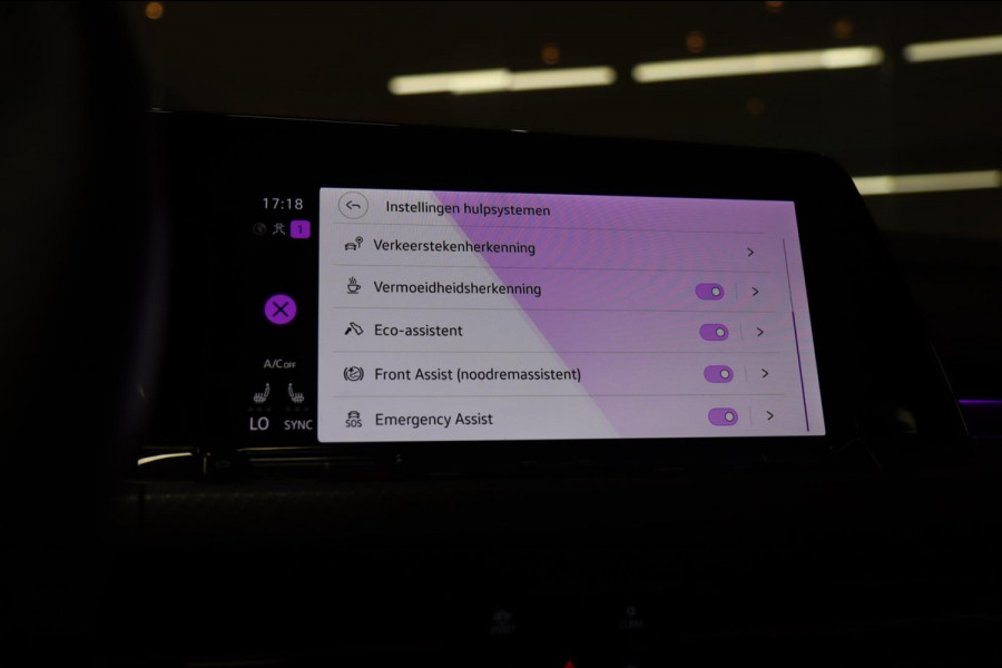 Volkswagen Golf 1.5 eTSI 3X R-Line PANO/IQLIGHT/BLINDESPOT/CARPLAY/VOLL