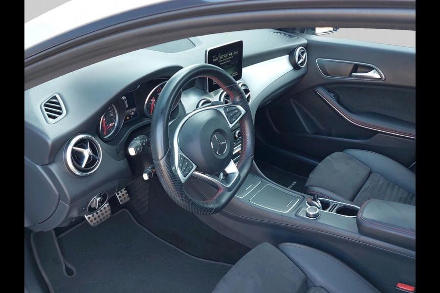 Mercedes-Benz CLA-Klasse Shooting Brake 180 Business Solution AMG Automaat | Panoramadak