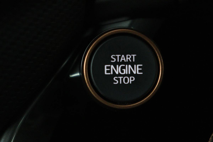 CUPRA Leon 1.4 e-Hybrid VZ Performance | Panoramadak | Stoel & stuurverwarming | Carplay | Camera | Adaptive cruise | Keyless | Navigatie