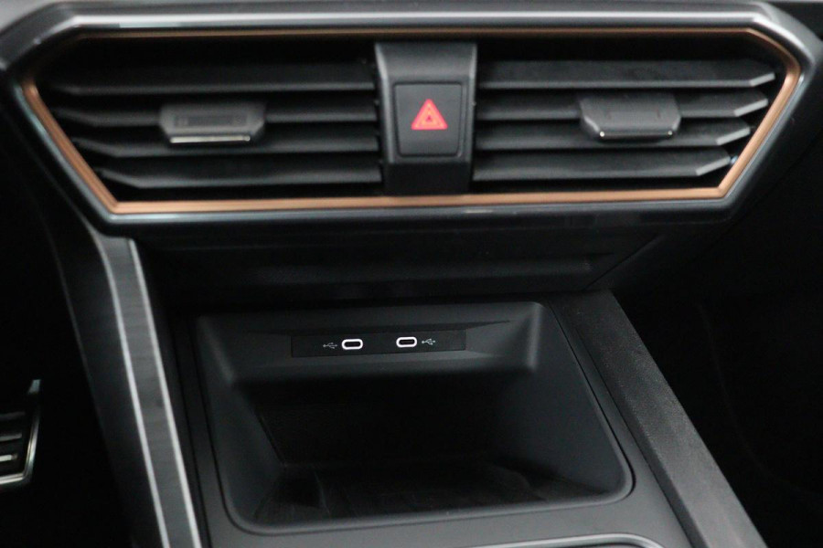 CUPRA Leon 1.4 e-Hybrid VZ Performance | Panoramadak | Stoel & stuurverwarming | Carplay | Camera | Adaptive cruise | Keyless | Navigatie