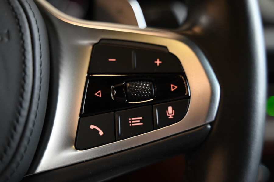 BMW 3-serie 330i M-Sport Individual - Nappaleer - 360 Camera - Adaptive Cruise Control - Stuurverwarming - Keyless Entry - Schuifd