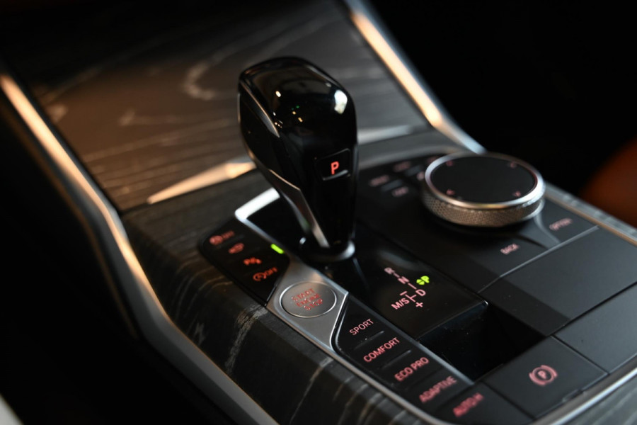 BMW 3-serie 330i M-Sport Individual - Nappaleer - 360 Camera - Adaptive Cruise Control - Stuurverwarming - Keyless Entry - Schuifd