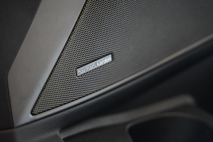 BMW 3-serie 330i M-Sport Individual - Nappaleer - 360 Camera - Adaptive Cruise Control - Stuurverwarming - Keyless Entry - Schuifd