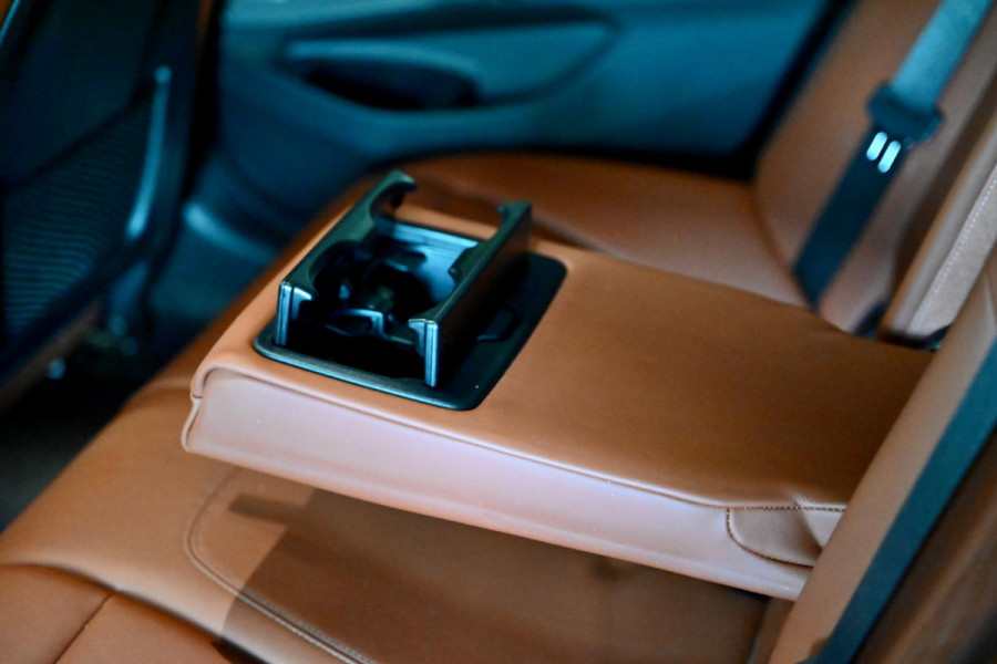 BMW 3-serie 330i M-Sport Individual - Nappaleer - 360 Camera - Adaptive Cruise Control - Stuurverwarming - Keyless Entry - Schuifd