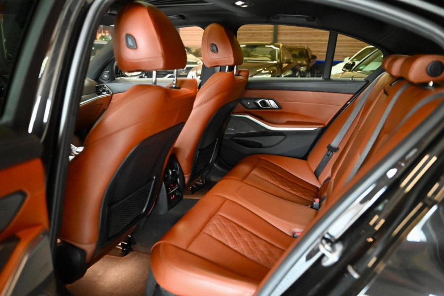 BMW 3-serie 330i M-Sport Individual - Nappaleer - 360 Camera - Adaptive Cruise Control - Stuurverwarming - Keyless Entry - Schuifd