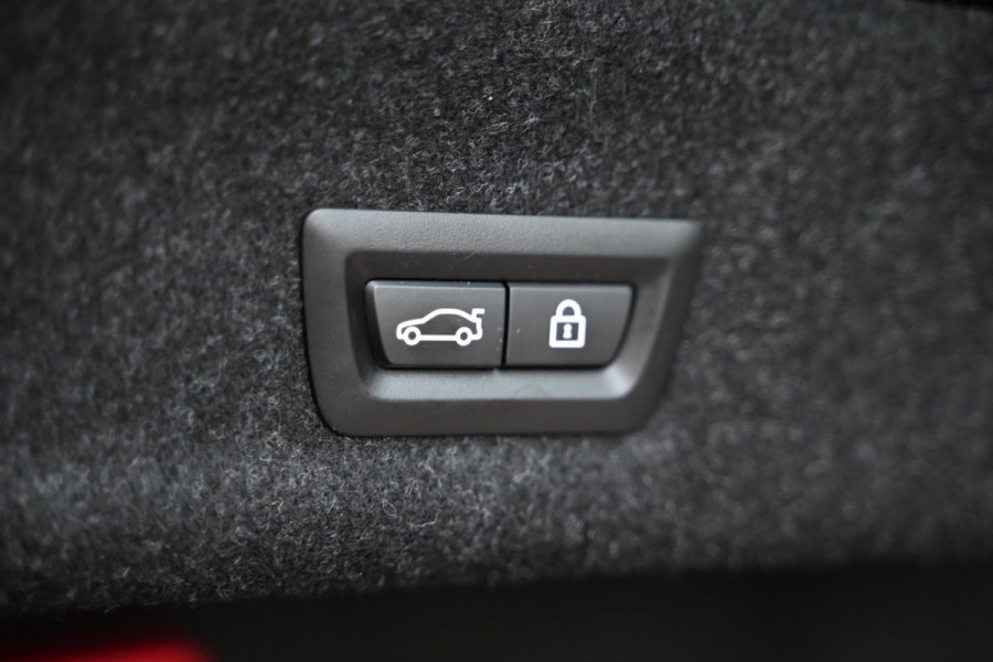 BMW 3-serie 330i M-Sport Individual - Nappaleer - 360 Camera - Adaptive Cruise Control - Stuurverwarming - Keyless Entry - Schuifd