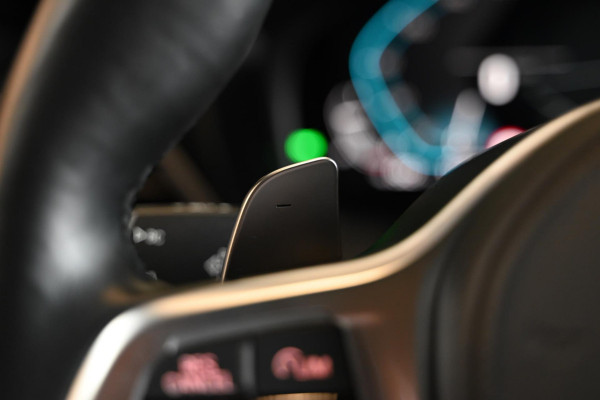BMW 3-serie 330i M-Sport Individual - Nappaleer - 360 Camera - Adaptive Cruise Control - Stuurverwarming - Keyless Entry - Schuifd