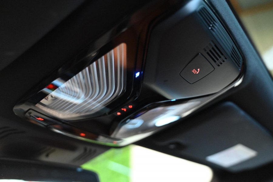 BMW 3-serie 330i M-Sport Individual - Nappaleer - 360 Camera - Adaptive Cruise Control - Stuurverwarming - Keyless Entry - Schuifd