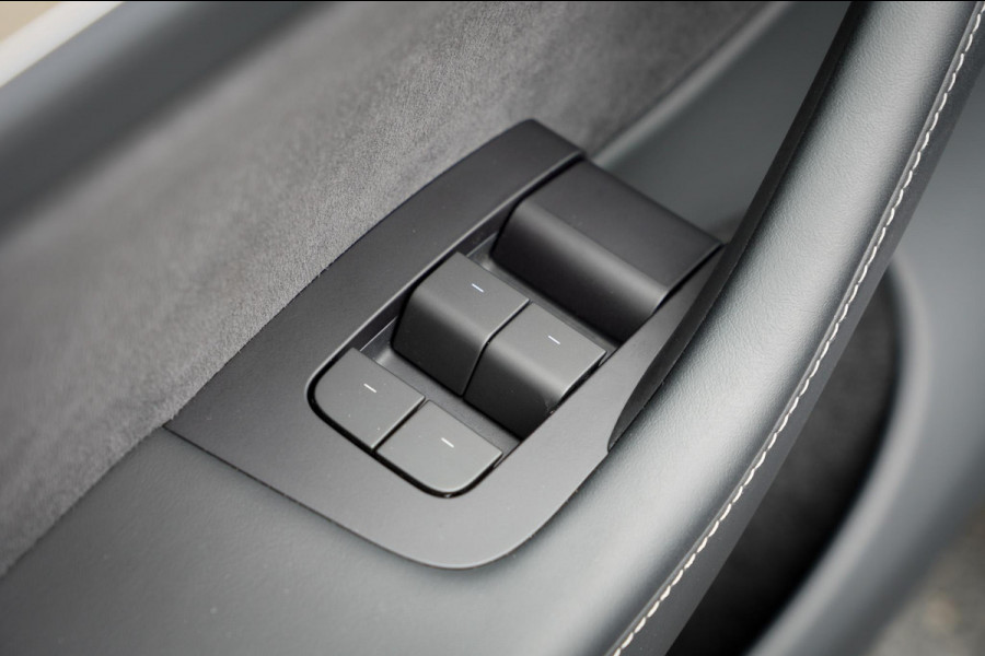 Tesla Model Y Performance AWD / 515 PK / Trekhaak / Marge / NL Auto / 1e Eig