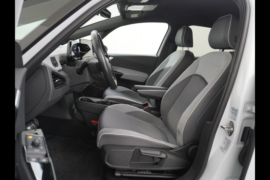 Volkswagen ID.3 58kWh 204PK First Plus Navi-Pro 19" Camera Apple Carplay Android Auto Matrix-LED Stoel-Stuurverwarming Adapt.Cruise Control Pdc  Lmv Bluetooth Draadloze telefoonlader Regensensor Rijstrooksensor Verkeersbord detectie €44.000,- Nieuw! Grootste accu (garantie t/m 30-12-2028)