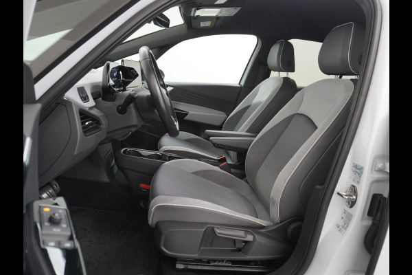 Volkswagen ID.3 58kWh 204PK First Plus Navi-Pro 19" Camera Apple Carplay Android Auto Matrix-LED Stoel-Stuurverwarming Adapt.Cruise Control Pdc  Lmv Bluetooth Draadloze telefoonlader Regensensor Rijstrooksensor Verkeersbord detectie €44.000,- Nieuw! Grootste accu (garantie t/m 30-12-2028)