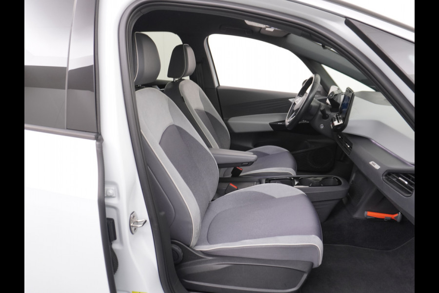 Volkswagen ID.3 58kWh 204PK First Plus Navi-Pro 19" Camera Apple Carplay Android Auto Matrix-LED Stoel-Stuurverwarming Adapt.Cruise Control Pdc  Lmv Bluetooth Draadloze telefoonlader Regensensor Rijstrooksensor Verkeersbord detectie €44.000,- Nieuw! Grootste accu (garantie t/m 30-12-2028)