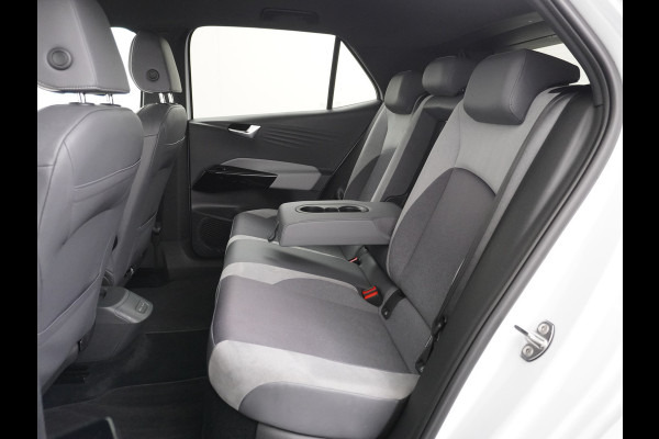 Volkswagen ID.3 58kWh 204PK First Plus Navi-Pro 19" Camera Apple Carplay Android Auto Matrix-LED Stoel-Stuurverwarming Adapt.Cruise Control Pdc  Lmv Bluetooth Draadloze telefoonlader Regensensor Rijstrooksensor Verkeersbord detectie €44.000,- Nieuw! Grootste accu (garantie t/m 30-12-2028)